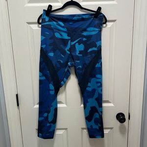 Zyia Light n Tight crops blue camo with mesh inserts size 14/16